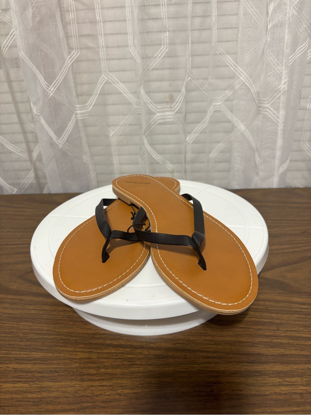Gap size 9 (10”L) Tan Leather-Look Flip Flop Sandals with Black Straps